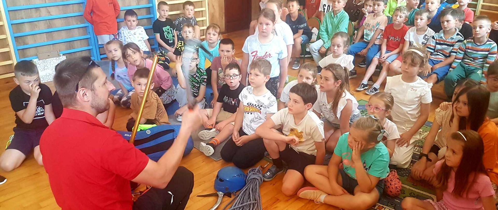 Ratownik GOPR prowadzi warsztaty dla uczniów klas I-III