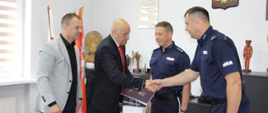 Wicestarosta Zambrowski i Starosta Zambrowski składają gratulacje na ręce asp. sztab. Krzysztofa Rosy, Zastępcy KPP