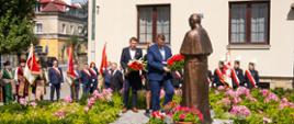 Uroczystości na Placu Kościelny pod pomnikiem św. Jana Pawła - delegacja samorządów: Powiatowego i Miasta Gorlice składają wiązanki kwiatów pod pomnikiem