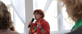 Uczestniczka wydarzenia przy głosie