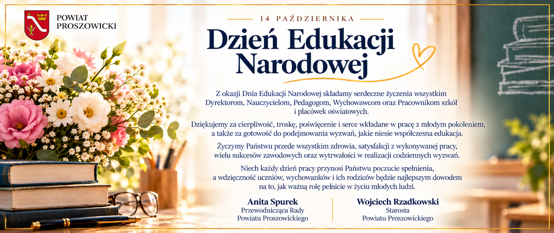 Na grafice życzenia z okazji Dnia Edukacji Narodowej, obok bukiet kwiatów, pod nim książki i położone obok pióro i okulary, w tle sala lekcyjna