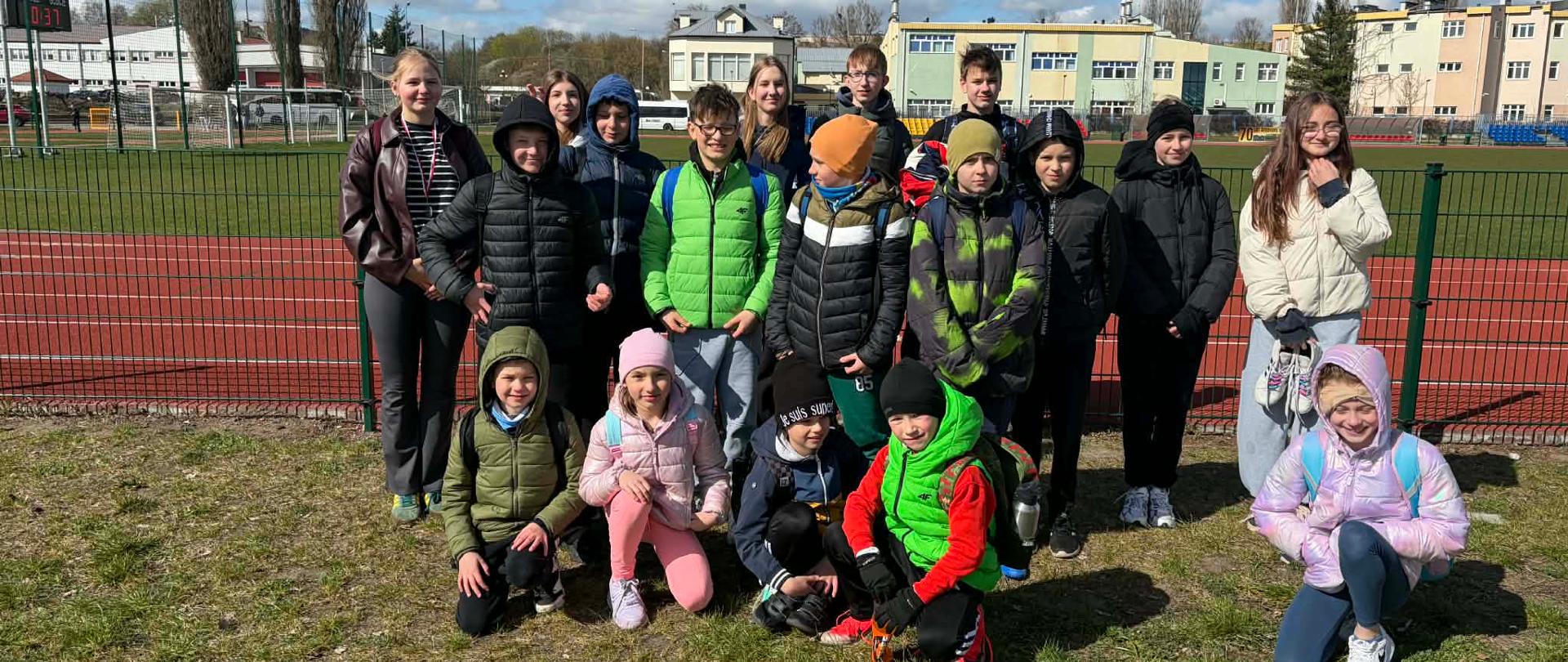 Grupa uczniów biorących udział w Mistrzostwach Powiatu Pułtuskiego - biegi przełajowe.