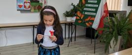 Młodzi uczniowie podczas recytowania