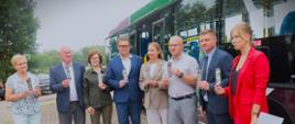 Uczestnicy konferencji preznetują bilety