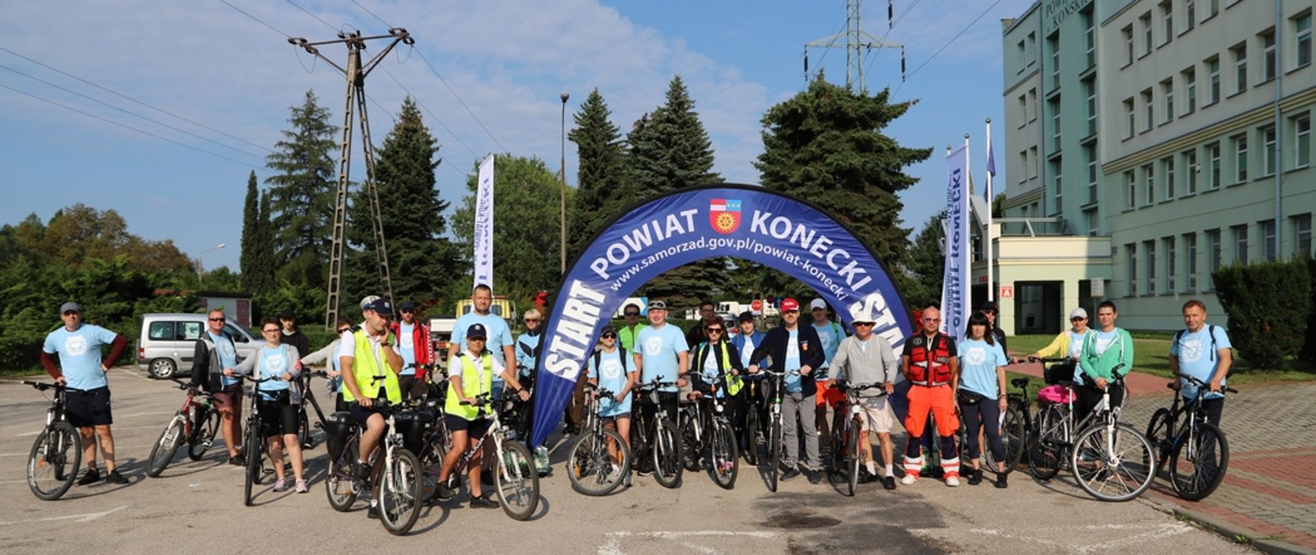 III Rajd zdjęcie grupowe koneckich rowerzystów biorących udział w rajdzieRowerowy Szlakiem Brygady Świętokrzyskiej Narodowych Sił Zbrojnych