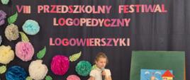 Przedszkolaki w trakcie prezentowania wierszyków