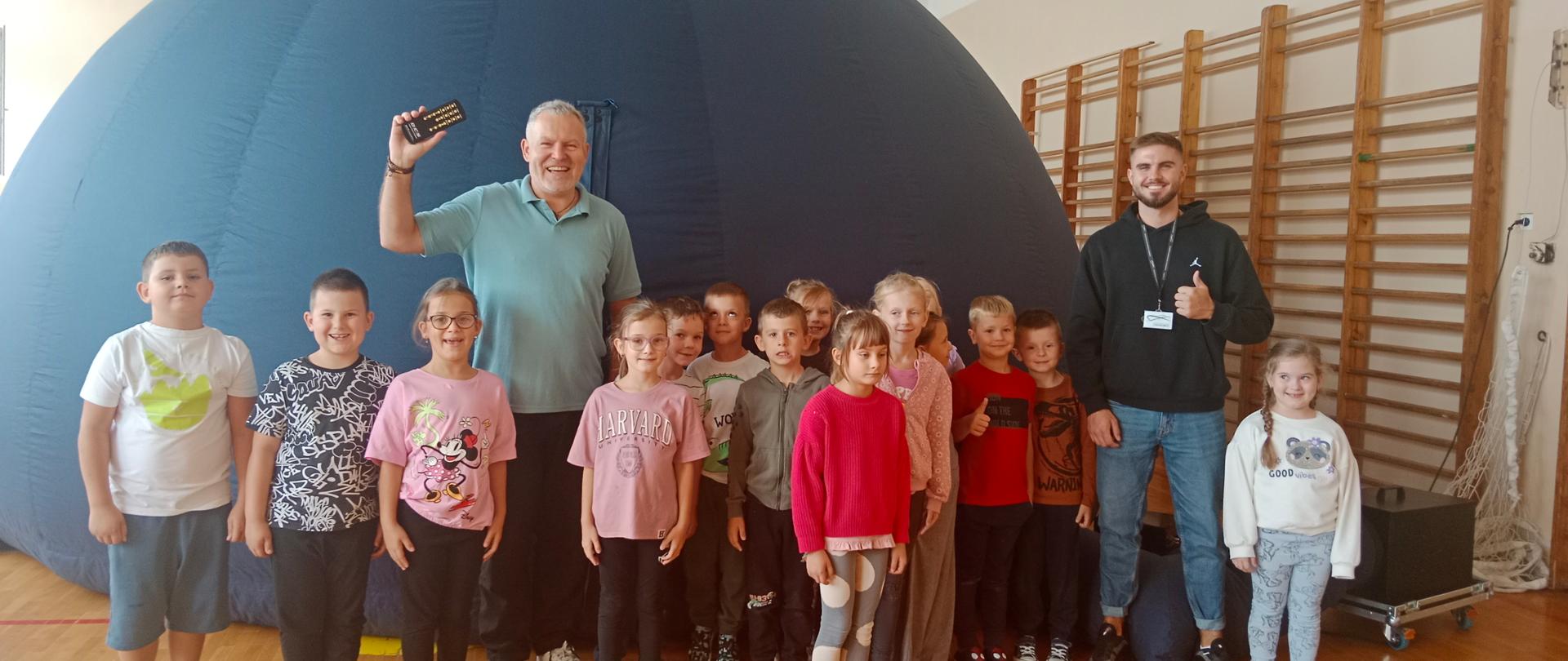 Uczniowie oglądają seans Mobilnego Planetarium