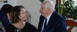 Uczestnicy wydarzenia składają życzenia Panu Bazylowi
