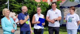 Festyn Profilaktyczno Zdrowotny w ogrodach przasnyskiego szpitala. Otwarcie Festynu, przemawia Starosta Przasnyski Krzysztof Bieńkowski. Na zdjęciu od lewej: Poseł Anna Cicholska, Starosta Krzysztof Bieńkowski, pracownica przasnyskiego szpitala, Dyrektor SPZZOZ w Przasnyszu Grzegorz Magnuszewski, pracownica przasnyskiego szpitala.