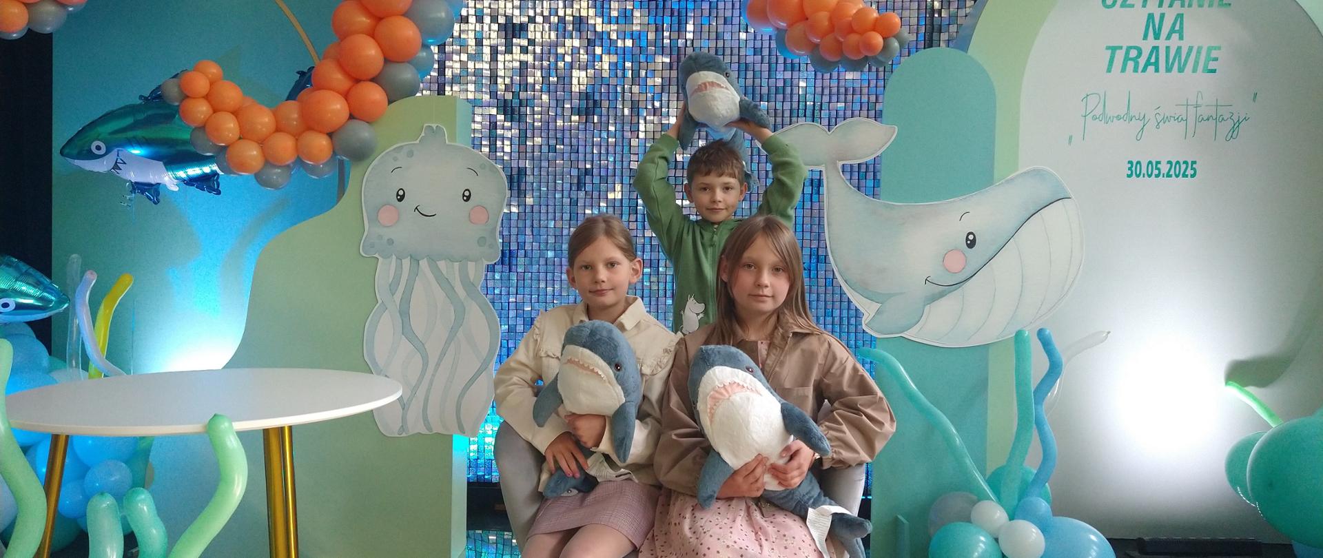 Laureaci konkursu "Podwodny świat fantazji". W tle dekoracja związana z podwodnym światem.