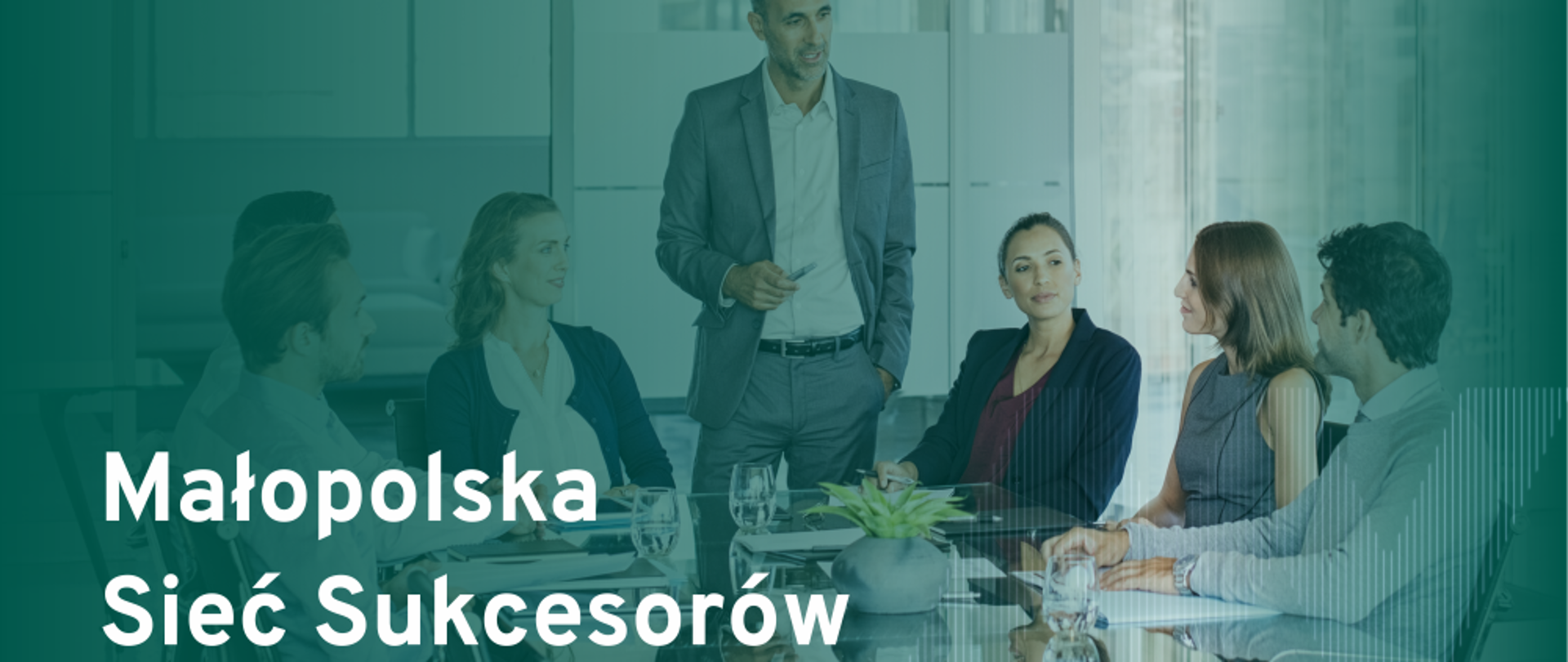 Banner konkursu małopolska sieć sukcesorów w tle sześć osób w średnim wieku siedzi przy nowoczesnym stole w biurze a jedna osoba - mężczyzna w garniturze coś opowiada w pozycji stojącej. 