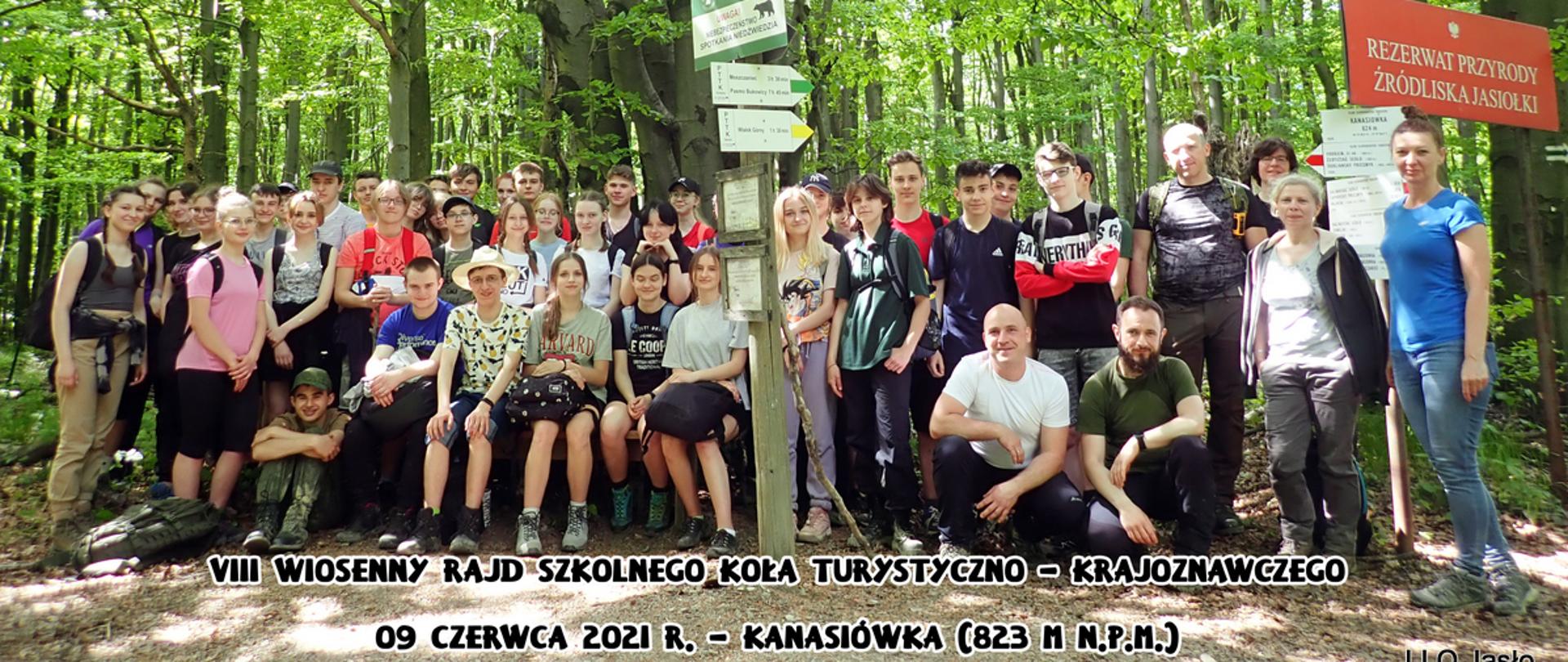 Zdjęcie grupowe uczestników VIII Wiosennego Rajdu Szkolnego Koła Turystyczno Krajoznawczego