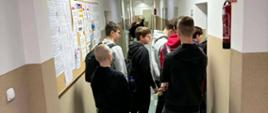Młodzież przemierza urzędowe korytarze 