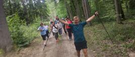 Uczestnicy maszerują trasą nordic walking