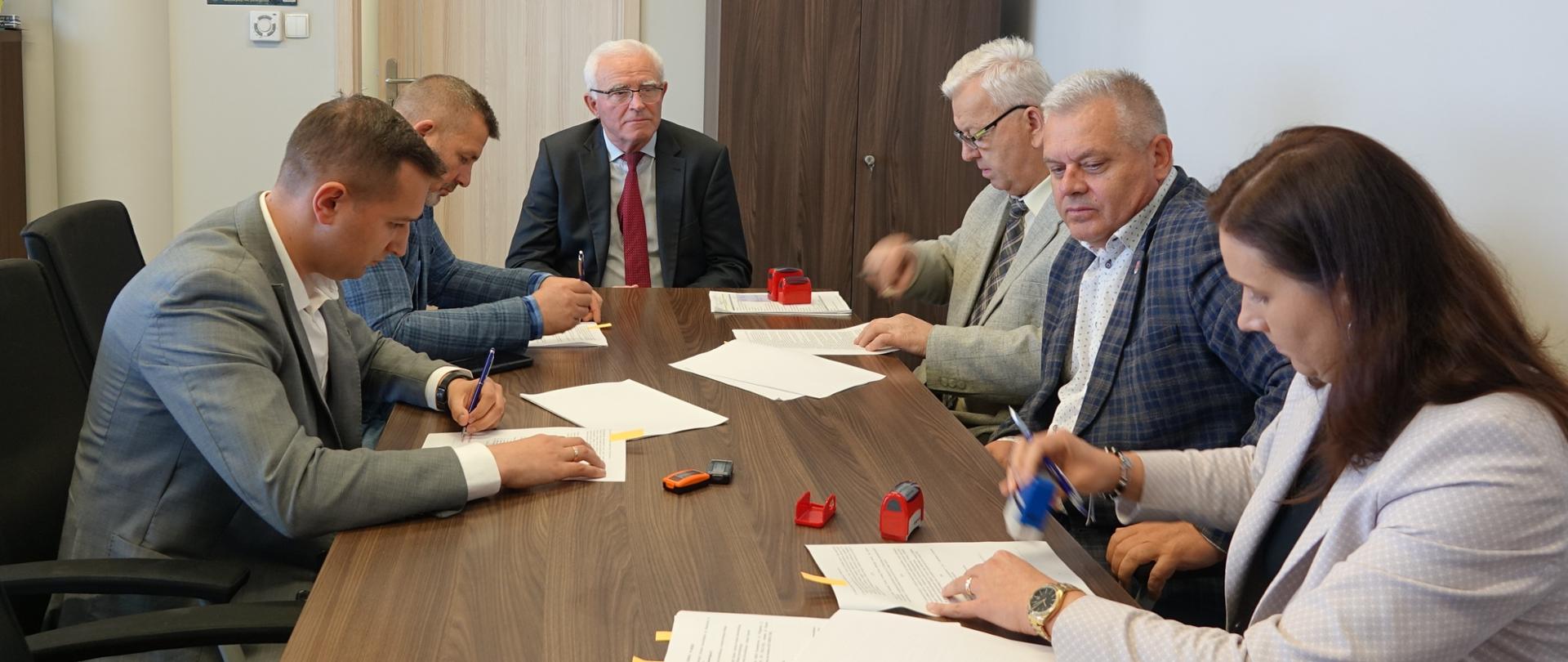 Podpisanie umowy na przebudowę drogi 