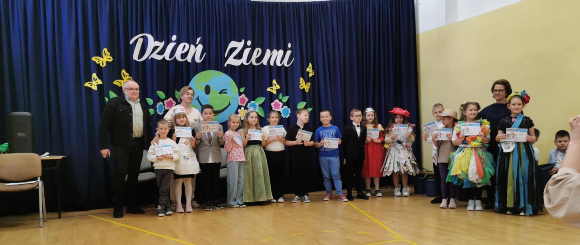uczniowie z dyplomami