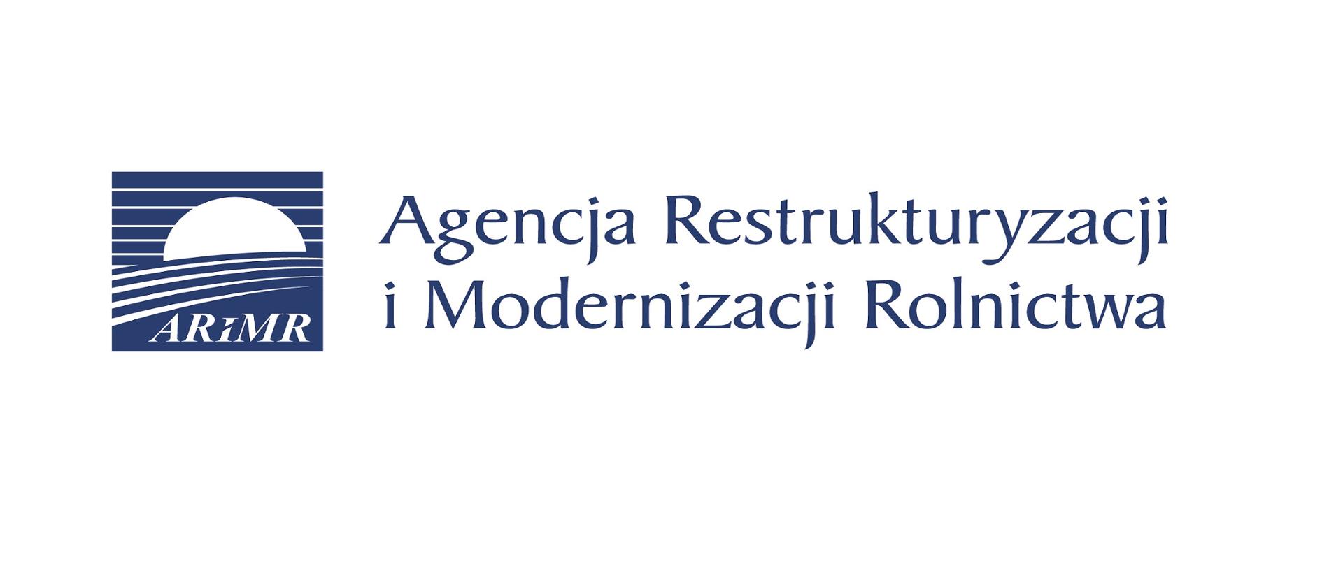 Grafika przedstawia: po lewej stronie niebieski kwadrat, w którym poziome i ukośne linie tworzą zarys zachodu słońca na tle pól uprawnych. Po prawej stronie widnieje niebieski napis Agencja Restrukturyzacji i Modernizacji Rolnictwa