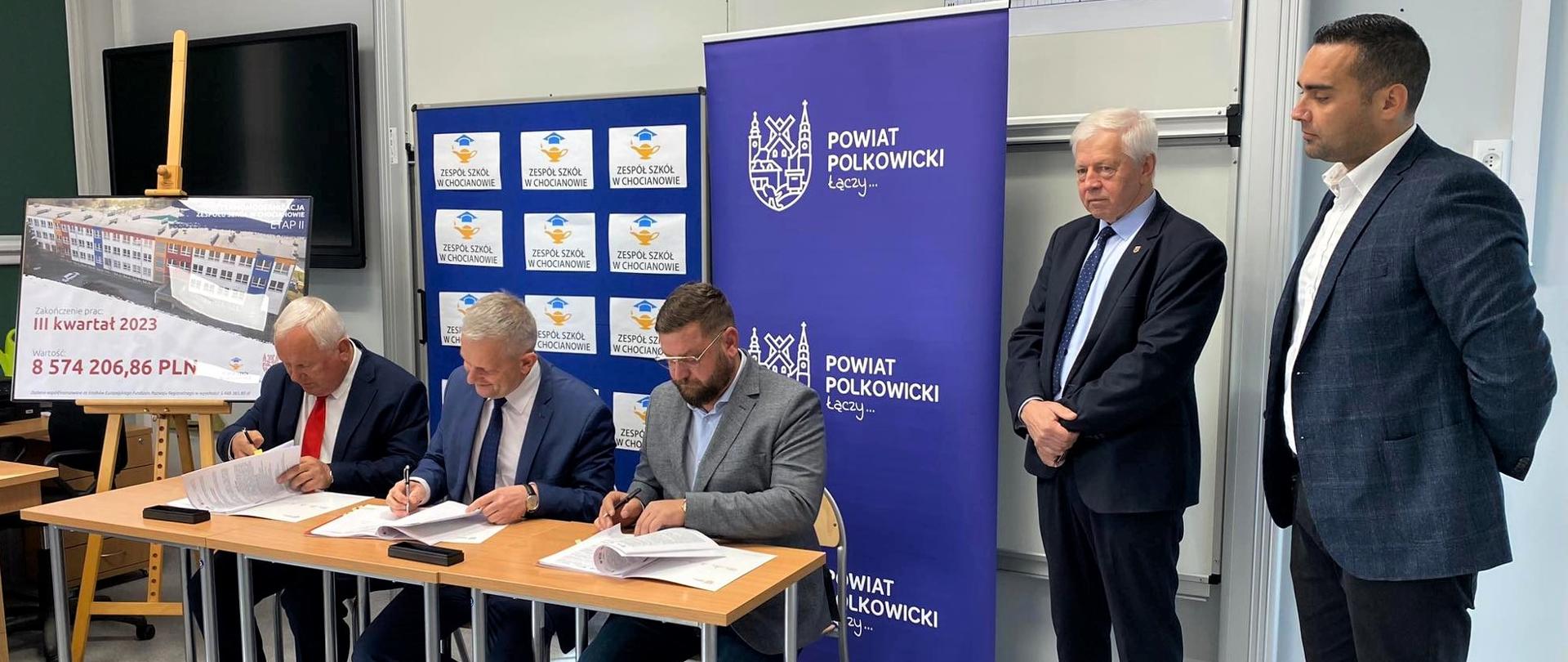 Władze powiatu polkowickiego podpisują umowę na modernizację Zespołu Szkół w Chocianowie 