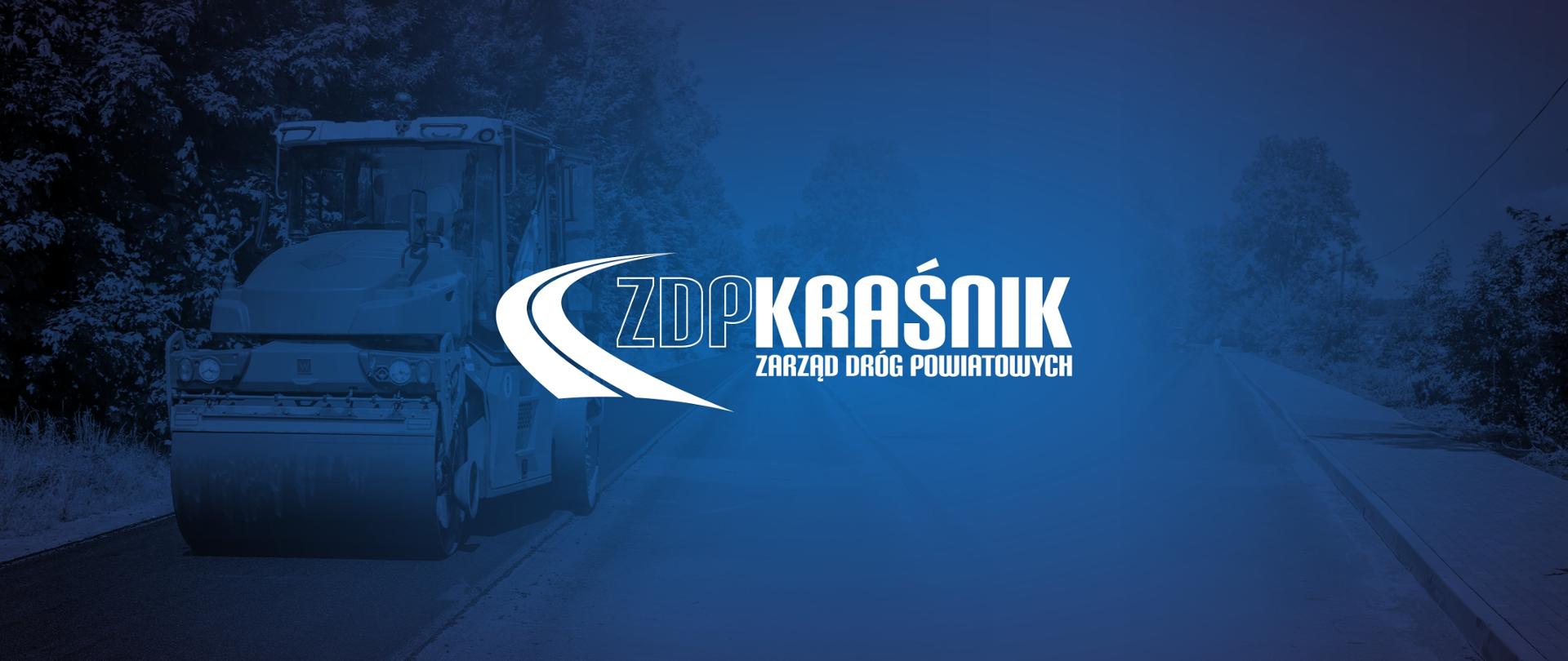 Grafika przedstawia białe logo Zarządu Dróg Powiatowych w Kraśniku. Logo składa się z wizerunku zakrętu na drodze asfaltowej, obok którego znajduje się napis "ZDP Kraśnik" oraz poniżej "Zarząd Dróg Powiatowych". Logo znajduje się na niebieskim tle.
