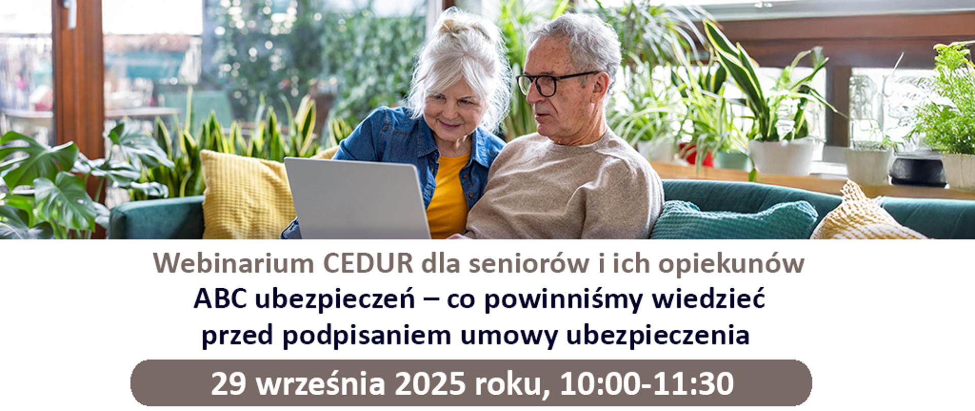 seniorzy - kobieta i mężczyzna siedzą na kanapie oglądają coś na laptopie - zaproszenie na webinarium 