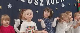 Kącik artystyczny w wykonaniu przeszłych przedszkolaków - dzieci odkrywają przygotowany scenariusz części artystycznej