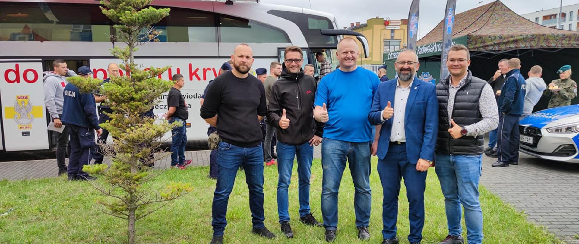 Starosta Przasnyski Krzysztof Bieńkowski wsparł zbiórkę krwi dla Szymonka z Krasnego. Zdjęcie wykonano podczas akcji krwiodawstwa przeprowadzonej pod hasłem "Siła w jedności", która odbyła się w Ostrołęce. Zdjęcie przedstawia miejsce, gdzie przeprowadzono zbiórkę krwi. Na pierwszym planie od lewej: Adam Krawczyk, Piotr Grzyb, Paweł Stawicki, Krzysztof Bieńkowski, Daniel Grędziński. W tle mobilny punkt poboru krwi oraz pozostali uczestnicy akcji.