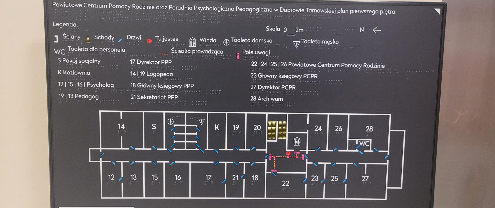 Tablica z planem piętra pierwszego gdzie znajduje się Powiatowe Centrum Pomocy Rodzinie oraz Poradnia Psychologiczno - Pedagogiczna