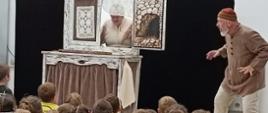Dzieci oglądają sztukę teatralną z udziałem aktorów