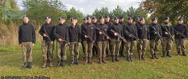 W dniach 26.09-30.09.2022 r. uczniowie klasy II Oddziału Przygotowania Wojskowego I Liceum Ogólnokształcącego im. Marii Skłodowskiej – Curie w Hajnówce wraz z wychowawcą Bogdanem Nowickim uczestniczyli w „Pięciodniowym obozie sportowo – obronnym dla młodzieży klas mundurowych - uczniowie pozują do zdjęcia w umundurowaniu