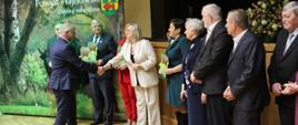 Moment wręczenia pamiątkowych statuetek
