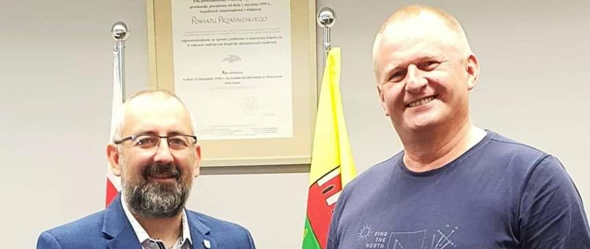 Zdjęcie wykonano w gabinecie Starosty Powiatu Przasnyskiego. Po lewej Starosta Przasnyski Krzysztof Bieńkowski, po prawej Paweł Stawicki, koordynator lokalnych akcji krwiodawstwa.
