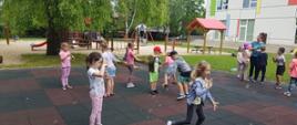 Rekreacja na placu zabaw - dzieci puszczają bańki