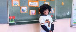 Uczeń przebrany za Murzynka Bambo z wiersza Tuwima recytuje swoje kwestie