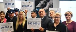 WFOŚiGW podpisanie umów z OSP - prezentacja otrzymanych czeków