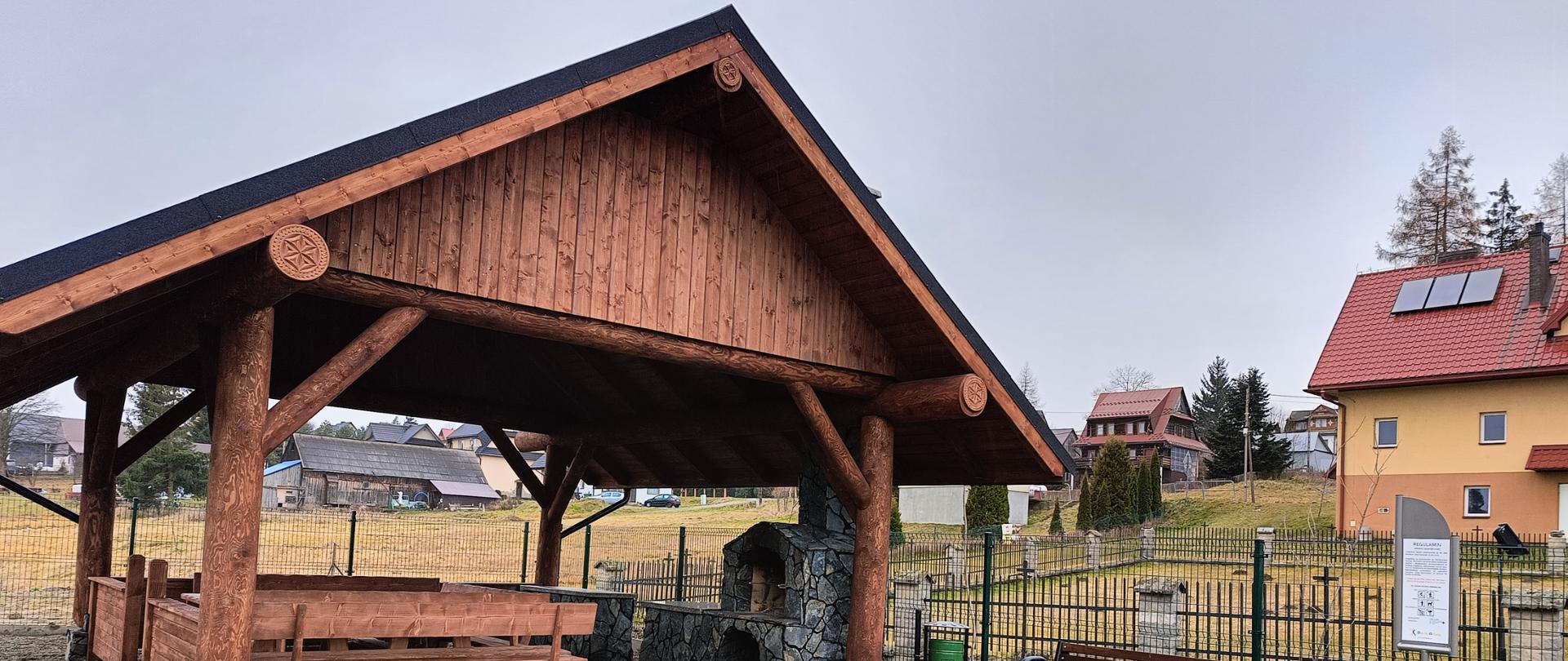 Altana z grillem i ławkami.