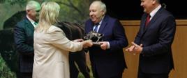 Starosta Hajnowski oraz Wicestarosta wręczają nagrodę specjalną Dyrektorowi przedsiębiorstwa PRONAR