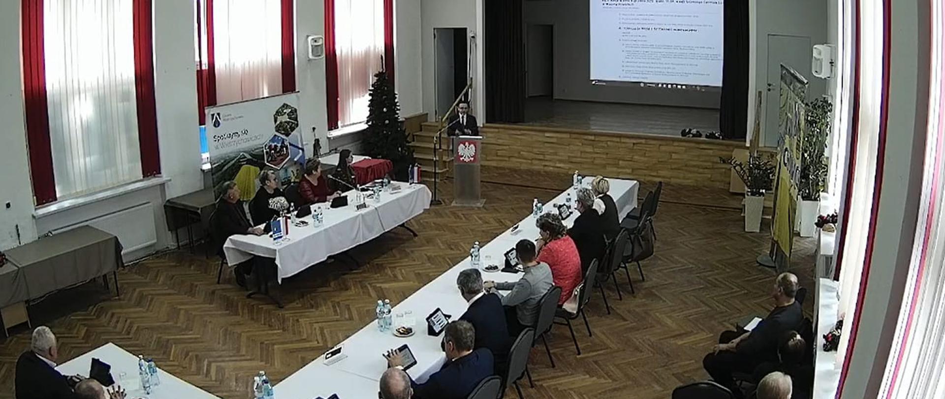 zdęcie przedstawia salę GCK podczas sesji Rady Gminy Wietrzychowice oraz radnych i zaproszonych gości uczestniczących w sesji.