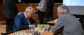 Starosta Hajnowski Andrzej Skiepko i radny powiatu Krzysztof Petruk podczas partii szachów