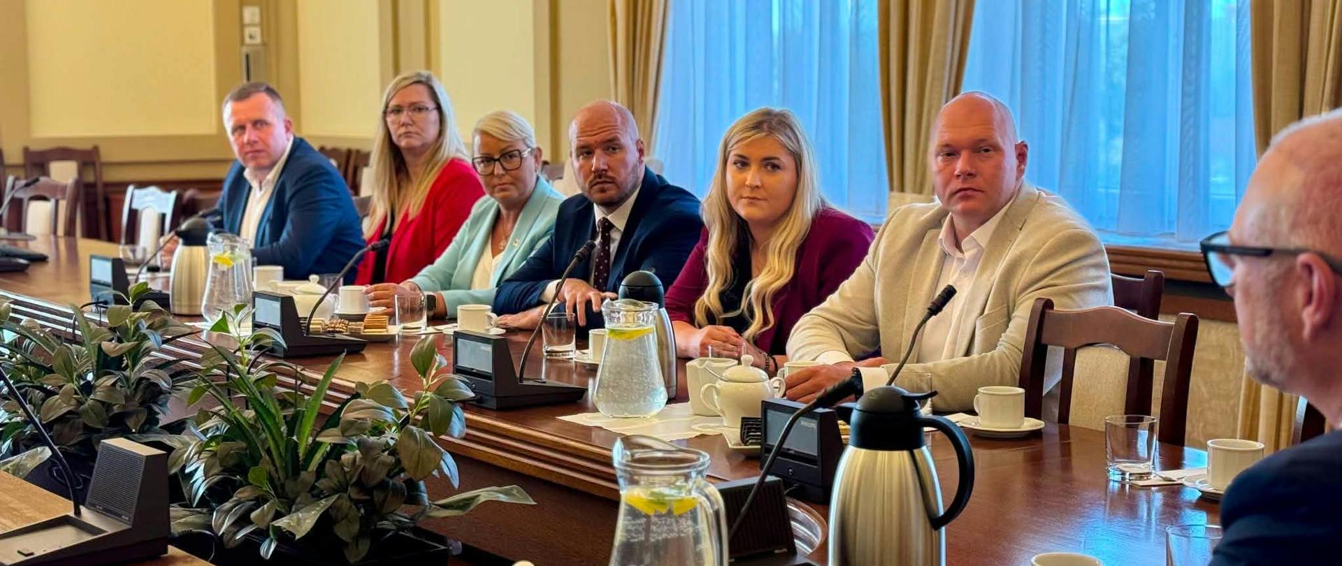 Powiat Gołdapski otrzymał dofinansowanie na realizację projektu „ON, TY I JA – RAZEM BEZPIECZNIEJ W POWIECIE GOŁDAPSKIM – II edycja” w ramach Rządowego programu „Razem Bezpieczniej” na lata 2025–2028 (edycja 2026). 