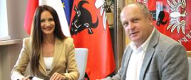 na zdjęciu znajdują się następujące osoby od lewej starosta zambrowski i wicestarosta zambrowski, którzy podpisują umowę