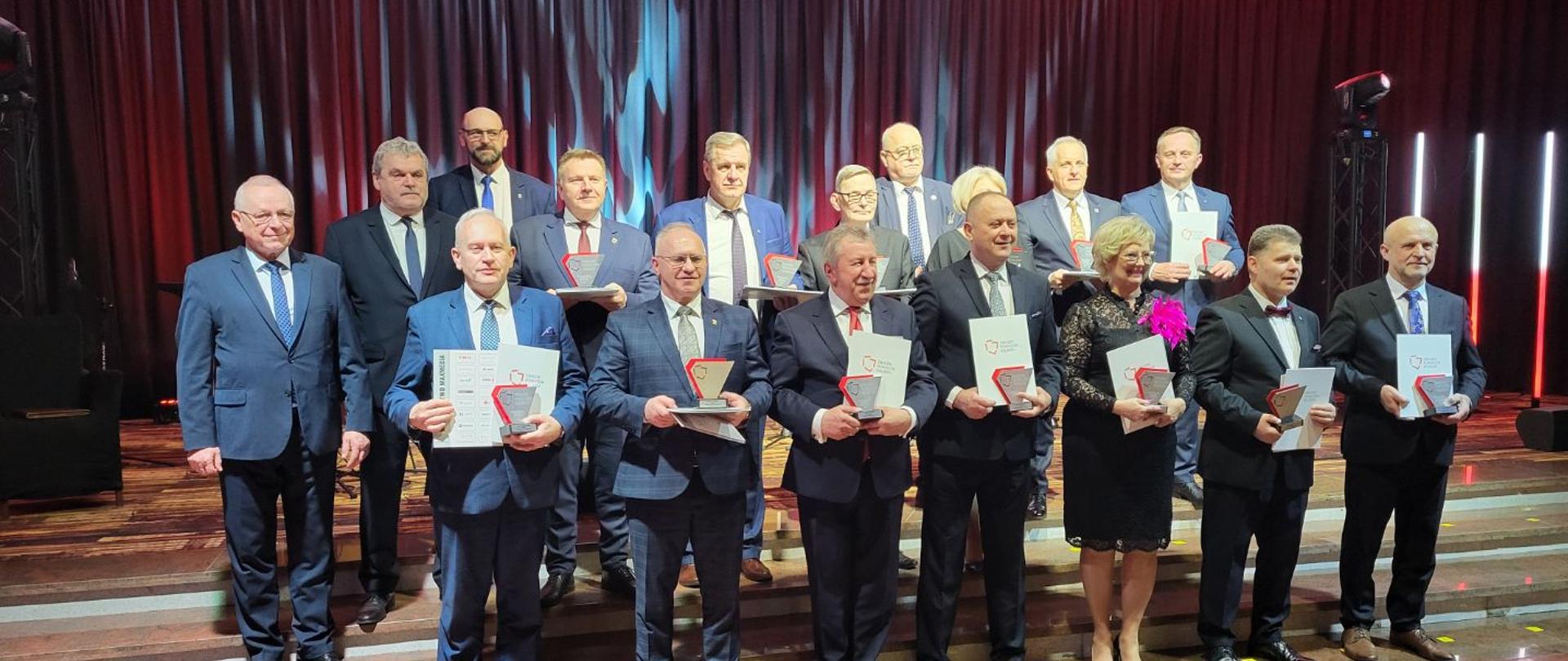 Nagrodzeni samorządowcy pozują ze statuetkami