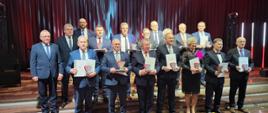 Nagrodzeni samorządowcy pozują ze statuetkami