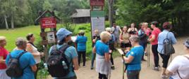 Na trasie nordic walking - uczestnicy stoją przed tablicami informacyjnymi