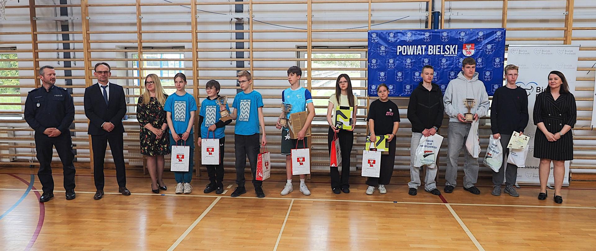 Wicestarosta Piotr Bożko ze zwycięzcami powiatowych eliminacji Ogólnopolskiego Turnieju Bezpieczeństwa w Ruchu Drogowym 