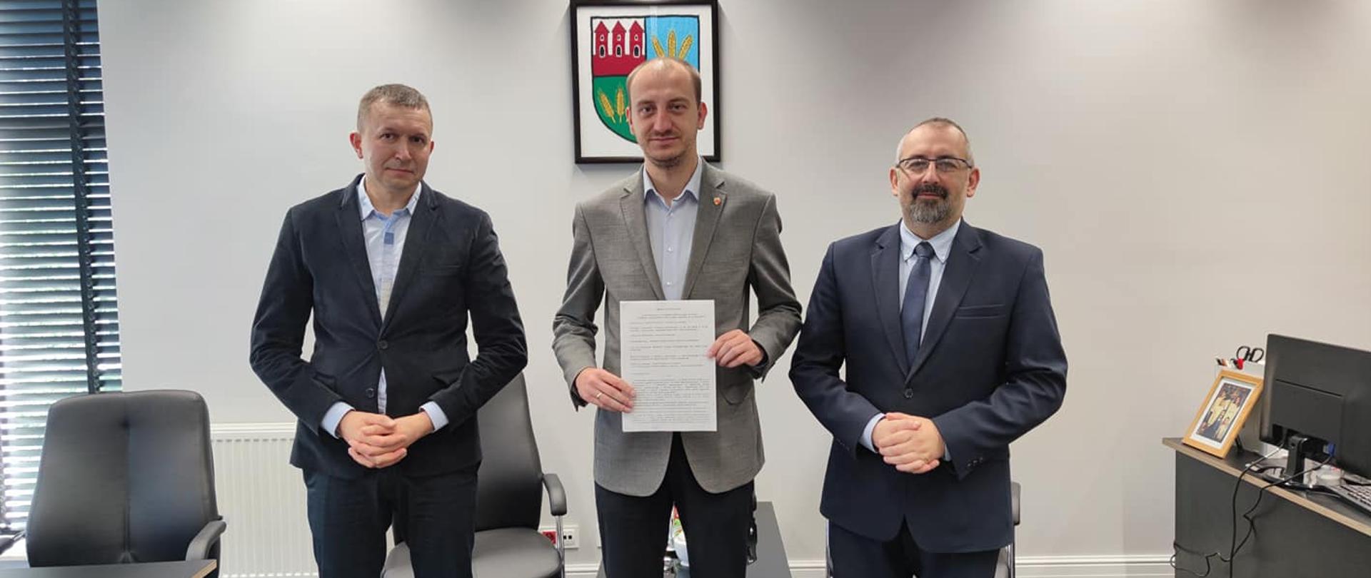 Wspólne zdjęcie: stoją od lewej Krzysztof Goś - dyrektor PCPR w Przasnyszu, Łukasz Chrostowki - burmistrz Przasnysza, Krzysztof Bieńkowski - starosta przasnyski
