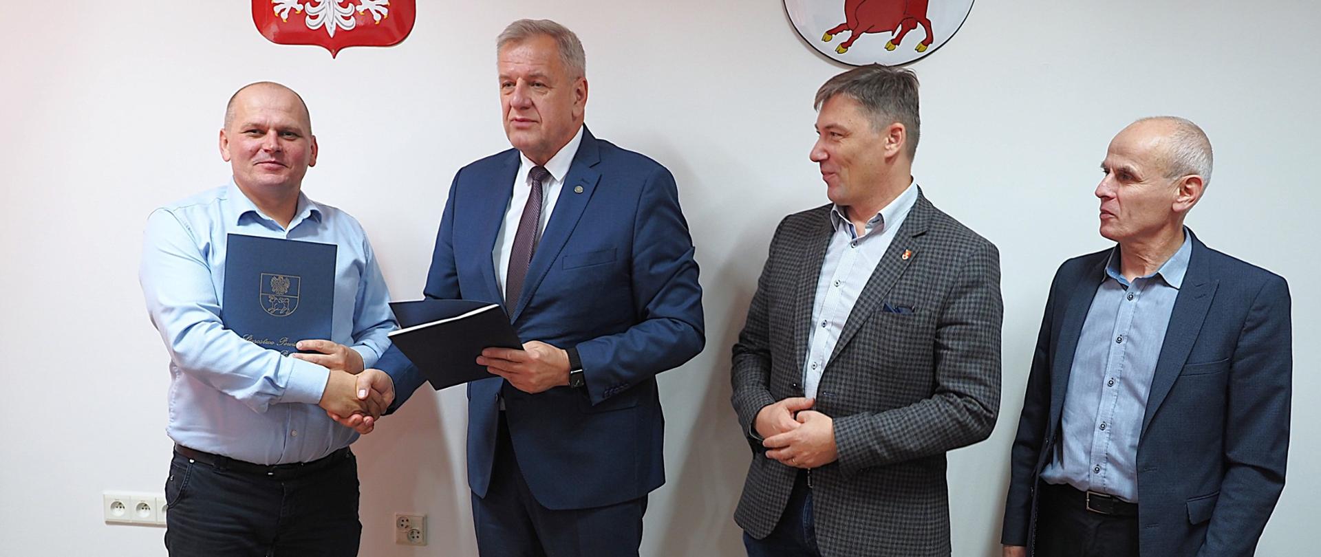 Zawarcie umowy na budowę boiska wielofunkcyjnego przy Zespole Szkół nr 4 