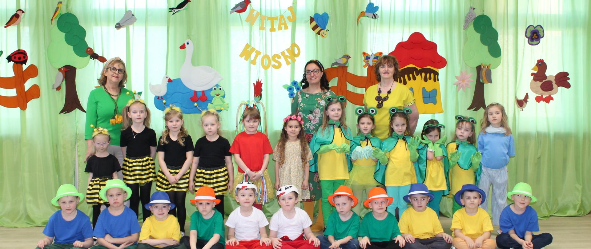 Dzieci w przebraniach pszczółek, żabek itp z Nauczycielem w stroju Pani Wiosny