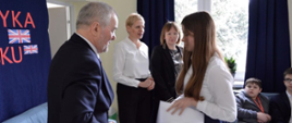 Zuzanna Skupień odbierająca nagrodę z rąk starosty za I miejsce