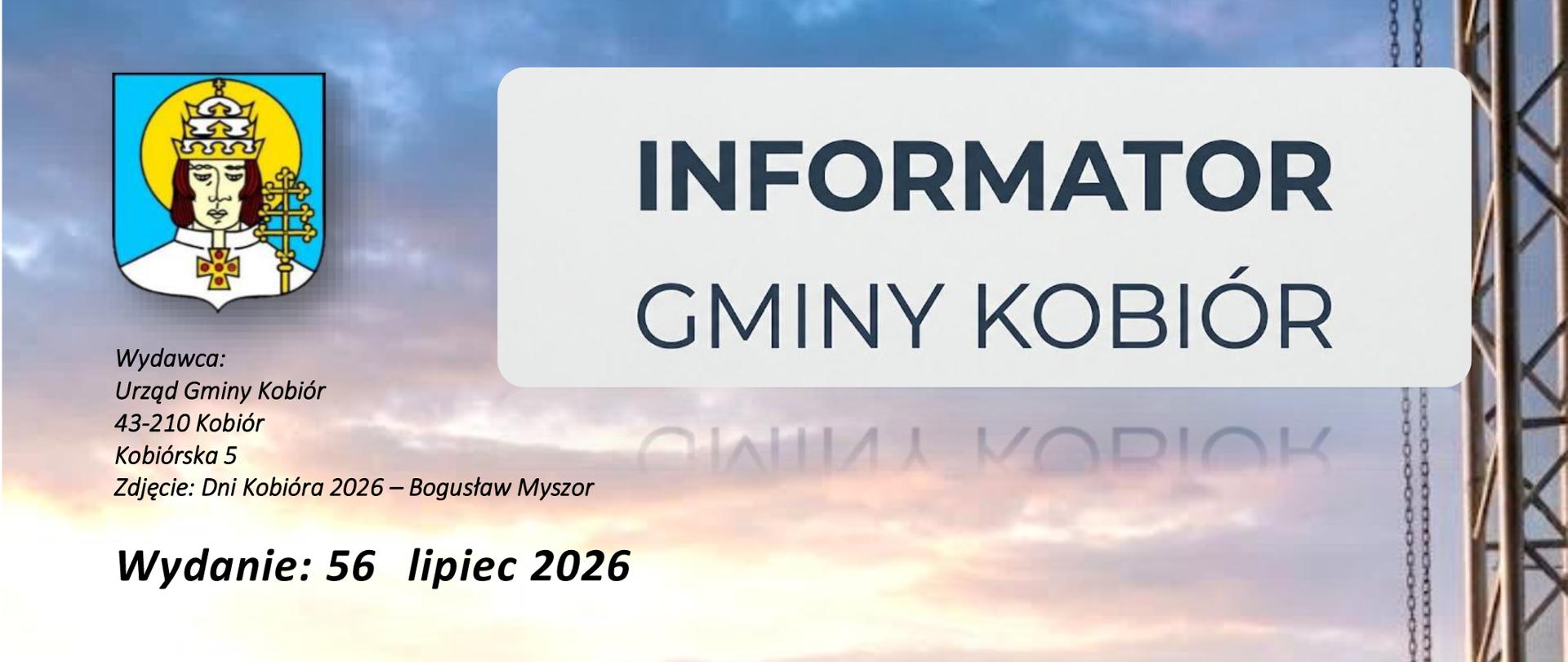 Informator Gminy Kobiór. Widok ze sceny na publiczność pod gołym niebem.
