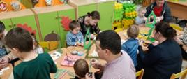 Kreatywne warsztaty - dzieci wspólnie z rodzicami wykonują ozdoby